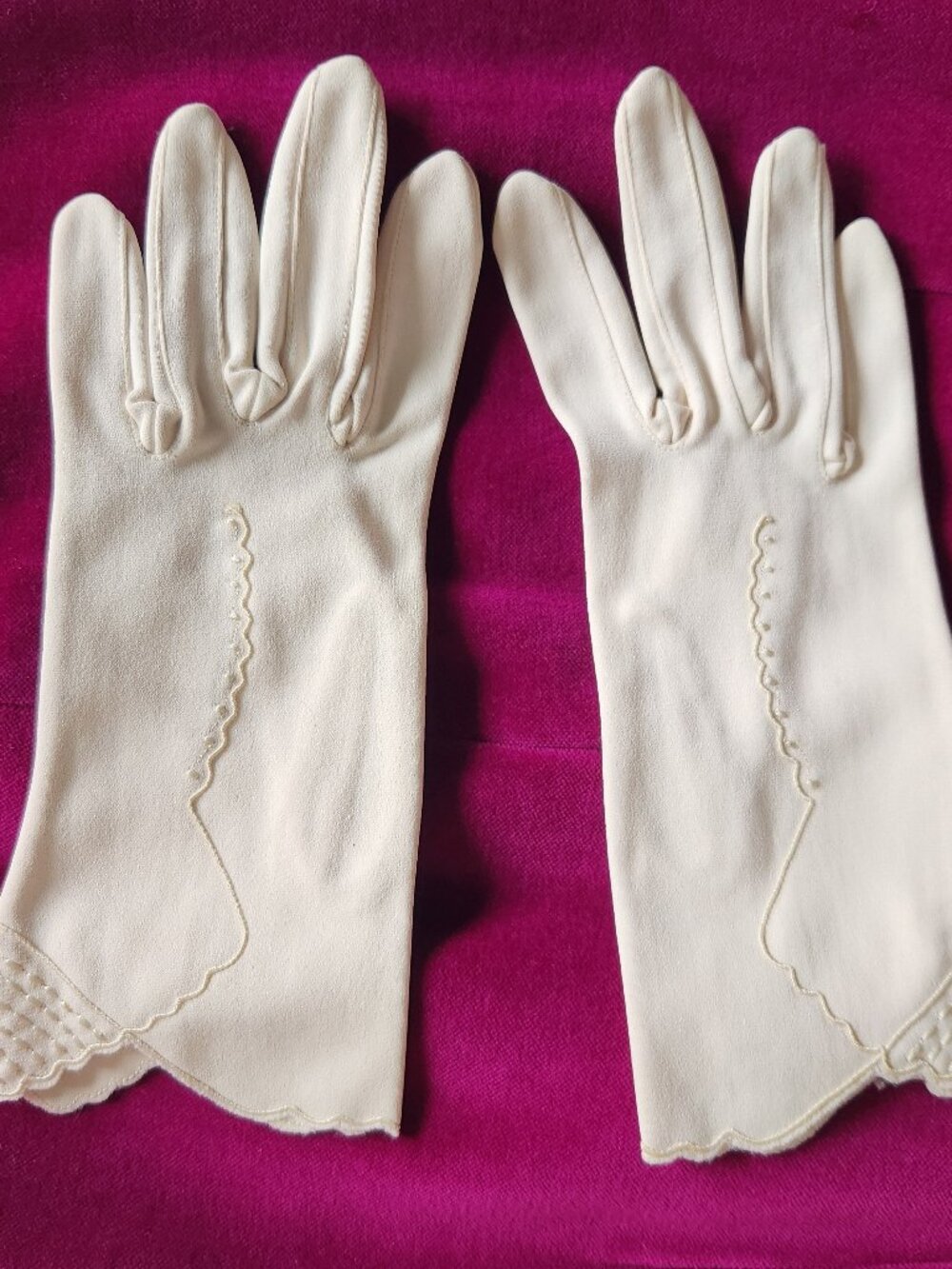 Vintage Cream Scalloped Embroidered Dress Gloves